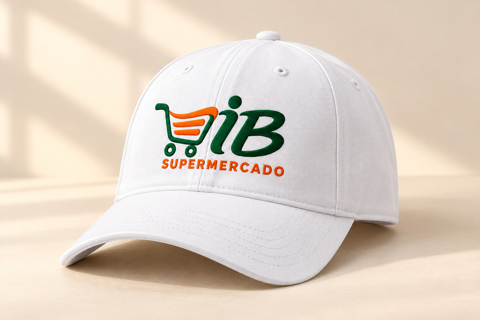 Boné branco com a logo IB verde e laranja bordada diretamente no tecido